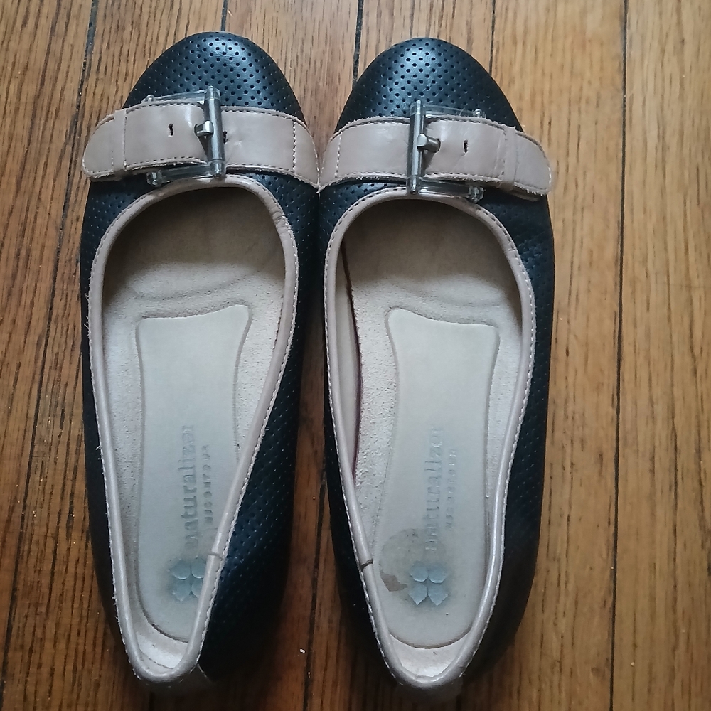 Naturalizer N5 Contour Kiara - Leather Upper Cushion Black/Tan Flats. Size 6M